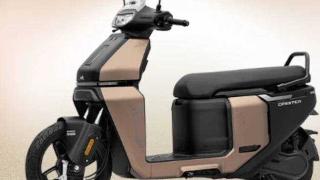 पेट्रोल की कीमतें चढ़ते ही इलेक्ट्रिक स्कूटर की धूम, TVS शीर्ष पर तो Bajaj ने दी जोरदार चुनौती