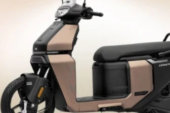 पेट्रोल की कीमतें चढ़ते ही इलेक्ट्रिक स्कूटर की धूम, TVS शीर्ष पर तो Bajaj ने दी जोरदार चुनौती