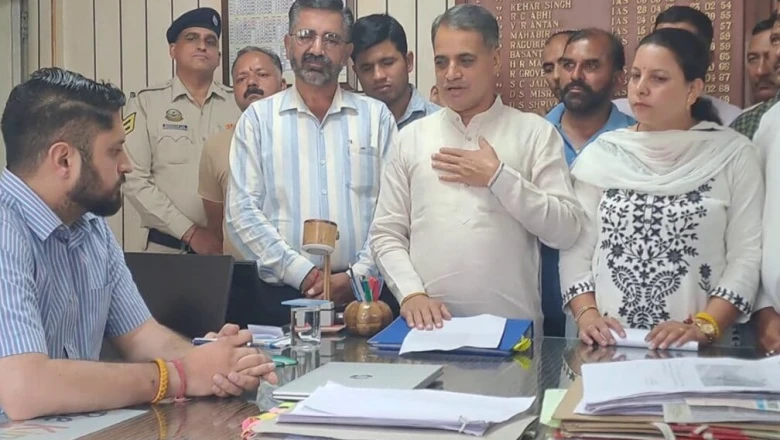 थौना जिला परिषद वार्ड में रिकाउंटिंग पर बवाल, SDM और पुलिस पर लगे आरोप; विधायक और महिला प्रत्याशी पहुंचीं DC के दरबार