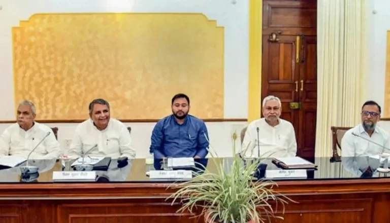 बिहार कैबिनेट का बड़ा फैसला: चार लाख तक की आय वाले मरीजों को भी मिलेगा इलाज का अनुदान, 13 प्रस्तावों को हरी झंडी