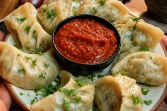 घर पर मोमोज कैसे बनाएं? जानें ज़रूरी सामग्री और आसान तरीका