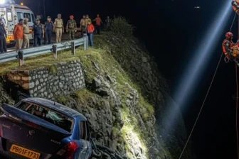 ऋषिकेश-बदरीनाथ हाईवे पर भीषण हादसा: इनोवा गंगा में समाई, तीन की मौत, चार लापता
