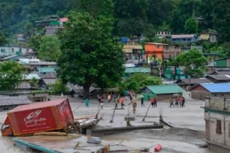 कश्मीर में तूफानी मौसम का कहर: पेड़ गिरने से एक की मौत, डल झील में SDRF ने दर्जनों को बचाया