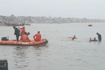 वाराणसी: गंगा के रेत के टीलों पर बाइक स्टंट का जानलेवा खेल, युवाओं की मस्ती बनी खतरे की वजह, प्रशासन बेखबर