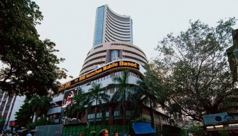 क्या कल शेयर बाजार गैपअप के साथ खुलेगा? अग्रेसिव ट्रेडर्स कॉल लें या पुट, यहां समझें