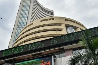 शेयर बाजार में लौटी रौनक: सेंसेक्स 382 अंक चढ़कर बंद, निफ्टी ने भी लगाई 101 अंकों की छलांग, आईटी शेयरों में जोरदार उछाल