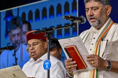 पूर्व दिशा की ओर मुंह करके डीके शिवकुमार ने ली CM पद की शपथ, जानें मंच का रुख बदलने की वजह