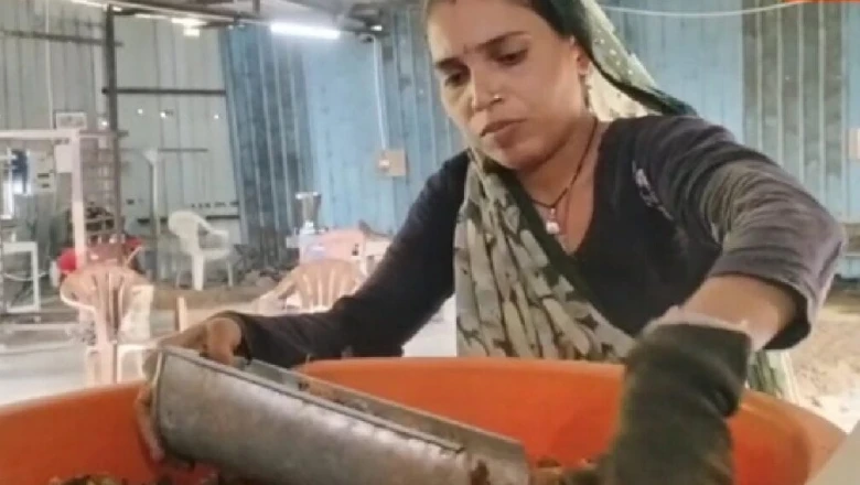 उज्जैन: महाकाल को अर्पित फूलों से बन रहे अगरबत्ती और गुलाल, कई लोगों को मिला रोजगार