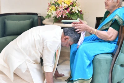 शपथ से पहले छलका भावुक रिश्ता, सीएम पद की शपथ लेने से ठीक पहले मां के पैर छूते नजर आए डीके शिवकुमार