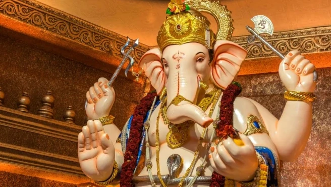गणपति पूजा में भूलकर भी न अर्पित करें ये 5 वस्तुएं, वरना अधूरा रह जाएगा पूजन का पुण्य और बढ़ेंगी मुश्किलें