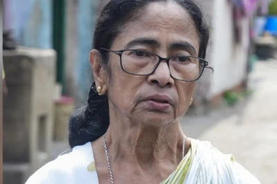 ममता बनर्जी को बड़ा झटका, करीबी नेता कृष्णा चक्रवर्ती ने मेयर पद से दिया इस्तीफा