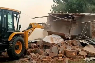 छत्तीसगढ़ के बलरामपुर में चला बुलडोजर: वन भूमि पर बने अवैध मकान ढहाए, इलाके में मचा हड़कंप