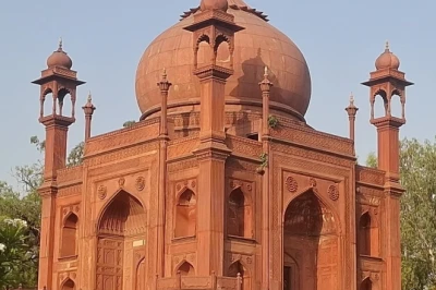 ताजमहल ही नहीं, आगरा की शान बढ़ाती हैं ये 8 ऐतिहासिक धरोहरें भी