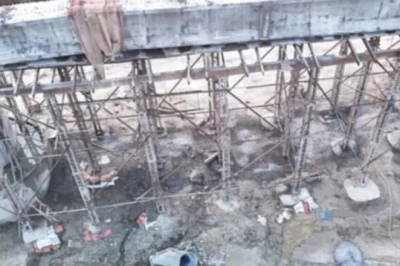 देवरिया में 16 करोड़ का निर्माणाधीन पुल बना खतरा, लंबी दरार से गिरा मलबा, बाल-बाल बचे मजदूर