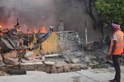 मिर्जापुर: शादी की सालगिरह की तैयारी के बीच रसोई में लगी आग, नकदी और सामान खाक