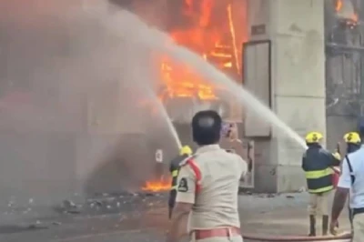 हैदराबाद के अमीरपेट में कमर्शियल कॉम्प्लेक्स में भड़की भीषण आग, मौके पर पहुंचीं दमकल गाड़ियां