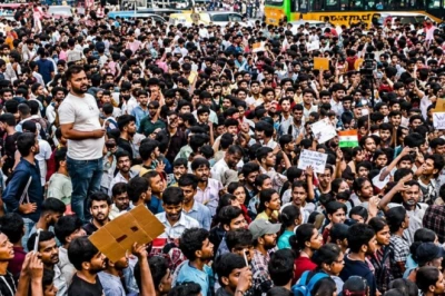 खान सर बनाम रौशन आनंद विवाद: ज्ञानबंधु का बड़ा आरोप, शिक्षक की रिहाई के लिए सड़कों पर उतरे छात्र