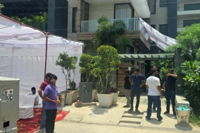 दिल्ली होटल अग्निकांड: गुरुग्राम के एक ही परिवार के आठ सदस्यों की मौत, बुजुर्ग पिता ही बचे