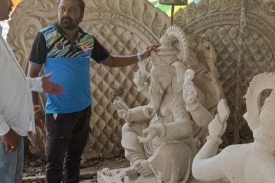 मिट्टी की किल्लत से जूझ रहे लखीमपुर के कुम्हार, अब प्लास्टर ऑफ पेरिस से गढ़ रहे खिलौने और मूर्तियां, बढ़ा मुनाफा पर बनी रहती है फिक्र