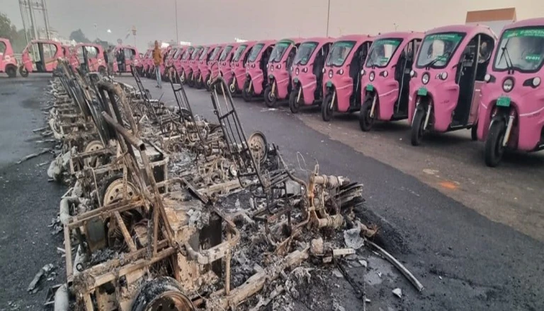 इंदौर: इलेक्ट्रिक वाहनों के शोरूम में लगी आग, अंदर फंसे 20 लोग, पड़ोसी मकान से सीढ़ी लगाकर निकाला गया