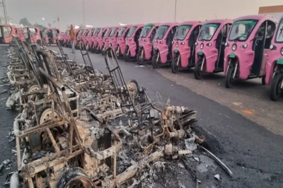 इंदौर: इलेक्ट्रिक वाहनों के शोरूम में लगी आग, अंदर फंसे 20 लोग, पड़ोसी मकान से सीढ़ी लगाकर निकाला गया