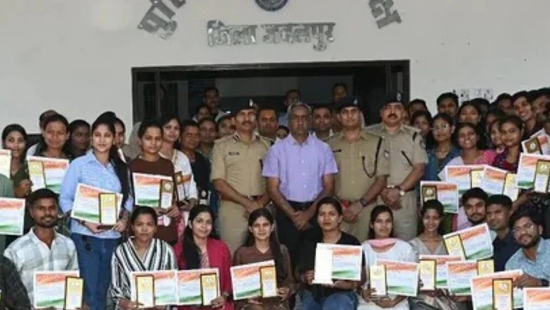 वर्दी के पीछे छिपा 'गुरु': जबलपुर पुलिस की अनूठी मुहिम, गरीब बच्चों को मुफ्त पढ़ाकर बना रही अफसर