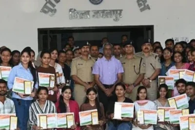 वर्दी के पीछे छिपा 'गुरु': जबलपुर पुलिस की अनूठी मुहिम, गरीब बच्चों को मुफ्त पढ़ाकर बना रही अफसर