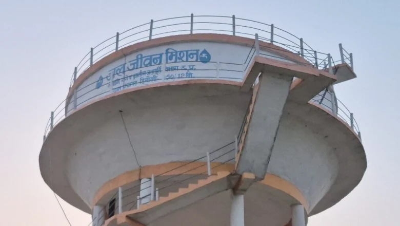 करोड़ों नहीं, लाखों बहे फिर भी कंठ सूखे: चंदौली के हिनौली में पानी की टंकी बनी महज दिखावा, घर-घर तक नहीं पहुंचा पीने का पानी