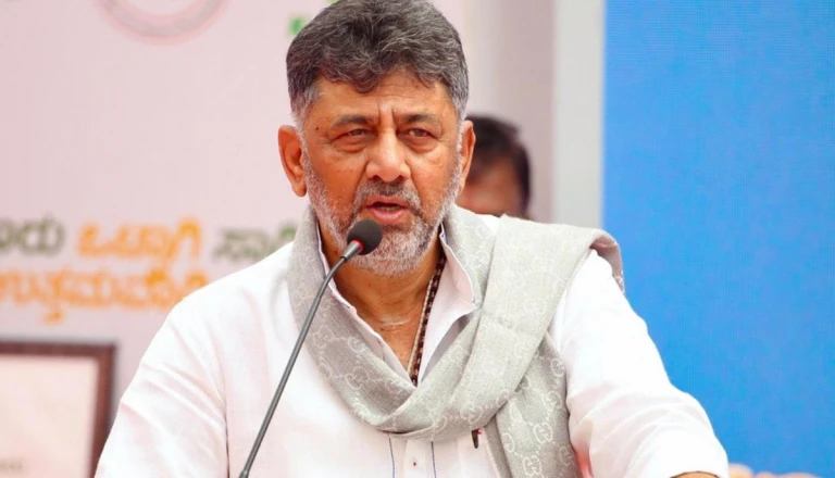 मुख्यमंत्री बनते ही डीके शिवकुमार का बड़ा कदम, छात्रों को मिला मुफ्त बस पास; जानें नौकरी और यूथ क्लब पर कर्नाटक सरकार के अहम फैसले