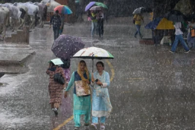 मौसम अपडेट: दिल्ली से केरल तक झमाझम बारिश के आसार, 60 किमी रफ्तार की हवाएं; इन राज्यों में ओले गिरने की चेतावनी