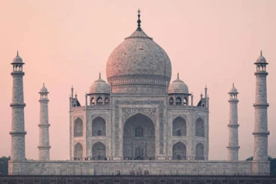 ताजमहल के मुख्य गुंबद के पास बनी मस्जिद की वास्तुकला अनूठी, इस्लाम में इसका विशेष धार्मिक महत्व