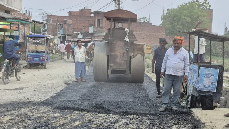चंदौली: चतुर्भुजपुर में सड़क निर्माण की गुणवत्ता पर बवाल, ग्रामीणों का दावा- एक ही बारिश में उखड़ जाएगी सड़क