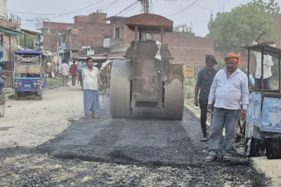 चंदौली: चतुर्भुजपुर में सड़क निर्माण की गुणवत्ता पर बवाल, ग्रामीणों का दावा- एक ही बारिश में उखड़ जाएगी सड़क