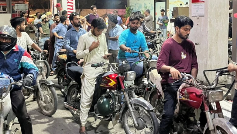 पाकिस्तान में पेट्रोल 4 रुपये प्रति लीटर सस्ता, डीजल के दाम जस के तस