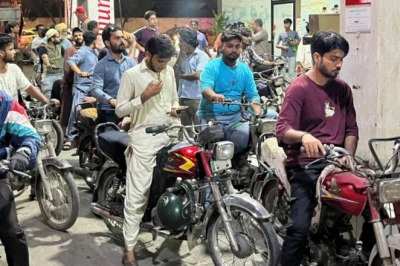 पाकिस्तान में पेट्रोल 4 रुपये प्रति लीटर सस्ता, डीजल के दाम जस के तस
