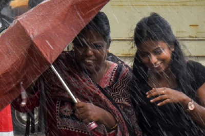 दस से अधिक राज्यों में आंधी और भारी बारिश का अलर्ट, राजस्थान में 70 किमी/घंटा की रफ्तार से चलेंगी हवाएं