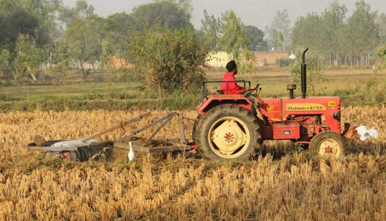 खरीफ की बुवाई से पहले मिट्टी परीक्षण क्यों जरूरी, खेत के किन हिस्सों से लें नमूना और क्या हैं नियम?