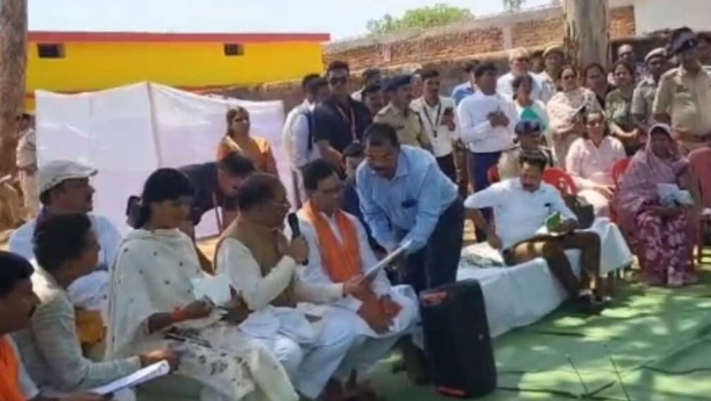 मुख्यमंत्री का जमीनी अंदाज: आम के पेड़ की छांव में खाट लगाकर लगाई चौपाल, की कई बड़ी घोषणाएं