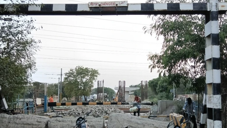 फरीदाबाद के प्याला फाटक पर दो साल से अटका फ्लाईओवर, धीमी रफ्तार से लोग परेशान