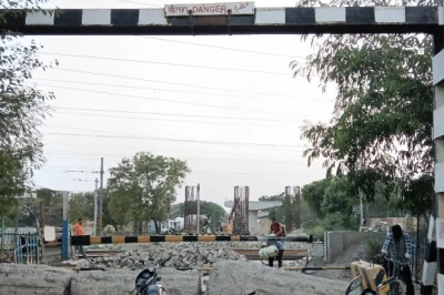 फरीदाबाद के प्याला फाटक पर दो साल से अटका फ्लाईओवर, धीमी रफ्तार से लोग परेशान