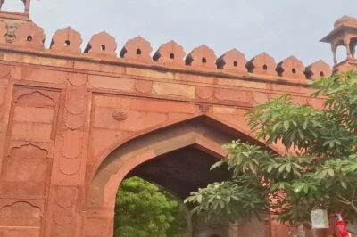 शाही वैभव से लेकर स्वतंत्रता संग्राम तक: आगरा के दिल्ली गेट की वो ऐतिहासिक दास्तान जो आज भी अनकही है