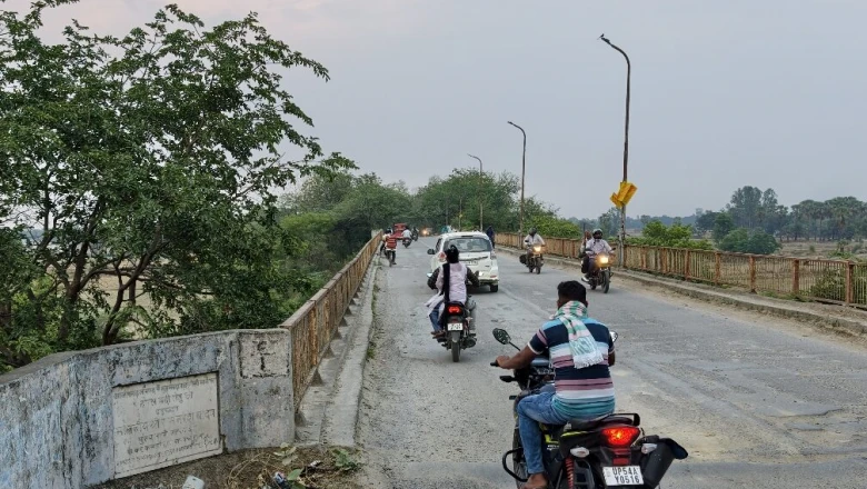 मऊ: तमसा नदी पर 50 साल पुराने जर्जर पुल पर भारी वाहनों का प्रवेश बंद, प्रशासन ने जारी की रोक
