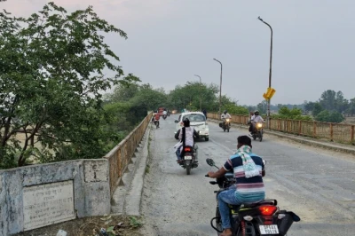 मऊ: तमसा नदी पर 50 साल पुराने जर्जर पुल पर भारी वाहनों का प्रवेश बंद, प्रशासन ने जारी की रोक