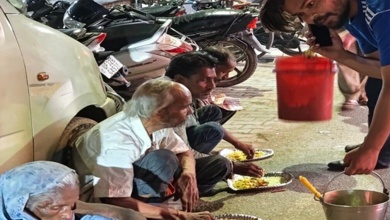कोरोना काल में दोस्तों ने उठाया बीड़ा—'कोई भूखा न सोए', जरूरतमंदों तक पहुंचा रहे भोजन, सीएम योगी से मिल चुका है सम्मान