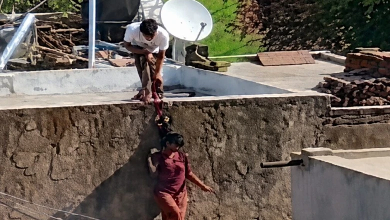 शिवपुरी में किशोरी पर कुल्हाड़ी से हमला, फंदा डालकर छत से लटकाने का प्रयास; गांव में भड़का आक्रोश