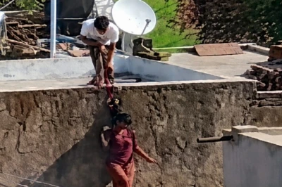 शिवपुरी में किशोरी पर कुल्हाड़ी से हमला, फंदा डालकर छत से लटकाने का प्रयास; गांव में भड़का आक्रोश