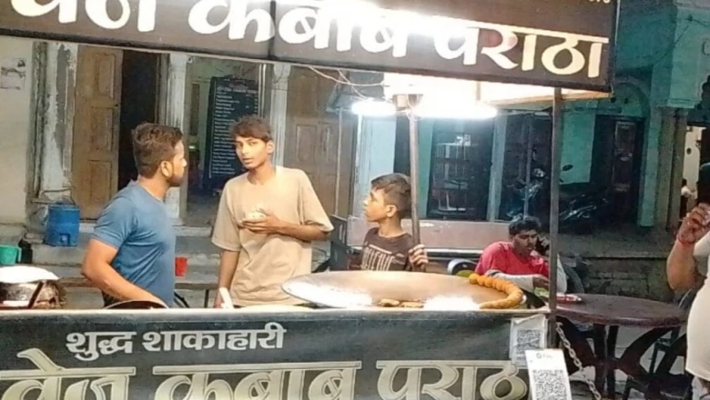 ₹35 का वेज रोल और ₹70 का कबाब पराठा... मिर्जापुर का यह कॉम्बो बना फूड लवर्स की नई पसंद, जानिए खासियत