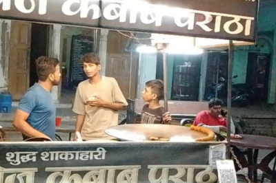 ₹35 का वेज रोल और ₹70 का कबाब पराठा... मिर्जापुर का यह कॉम्बो बना फूड लवर्स की नई पसंद, जानिए खासियत