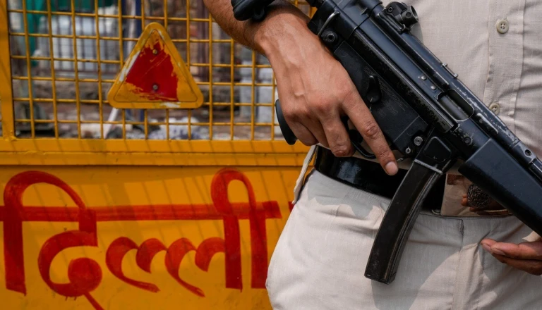 दिल्ली होटल अग्निकांड: फरार रसोइया पुलिस की गिरफ्त में, जांच में बड़े खुलासे की उम्मीद