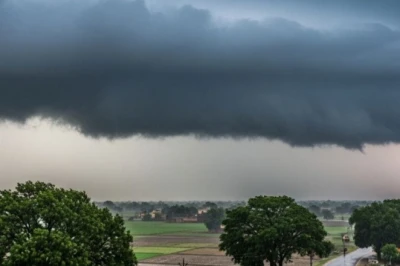 यूपी में मानसून की दस्तक! 14 जिलों में कल भारी बारिश का अलर्ट, नोएडा और बुंदेलखंड में लू बरकरार